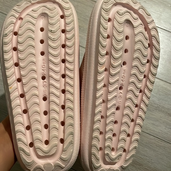 Light pink slip on slippers - Picture 2 of 2